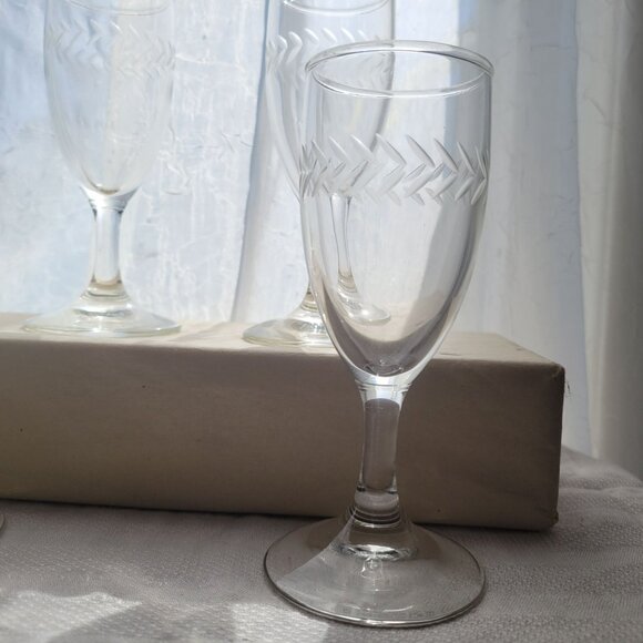 Set Of 4 Etched Glass Wine glasses Laurel LeafDesign 6" Tall Elegant Stemware - Picture 5 of 5